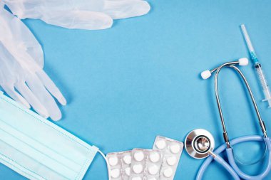 Tıbbi maskeler, tıbbi eldivenler, dezenfektanlar ve eldivenler masada. Coronavirus, Covid-19 solunum cihazıyla koruma. Sağlık hizmetleri kavramını kabul et. Tıbbi steril ekipman.