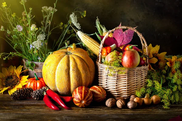 Стол, украшенный овощами и фруктами. Праздник урожая. Счастливого Дня Благодарения. Осенний фон. Селективный фокус. — стоковое фото