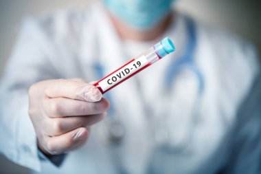 Coronavirüs salgını. Doktor kan testi yaptırıyor..