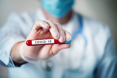 Coronavirüs salgını. Doktor kan testi yaptırıyor..