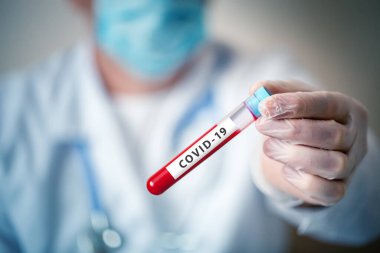 Coronavirüs salgını. Doktor kan testi yaptırıyor..