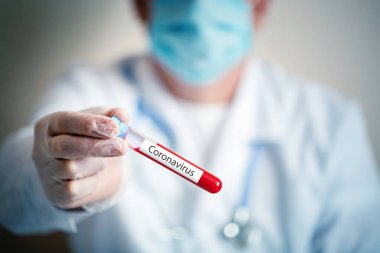 Coronavirüs salgını. Doktor kan testi yaptırıyor..