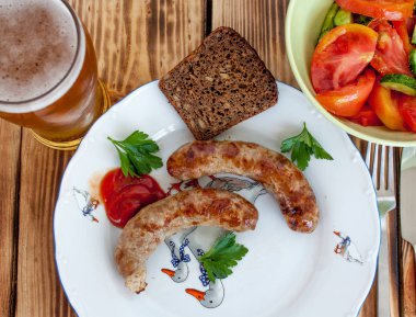 Siyah ekmek ve bira ile ızgara sosis