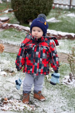 Doğa hava durumu açıklayan bir çocuk yürür