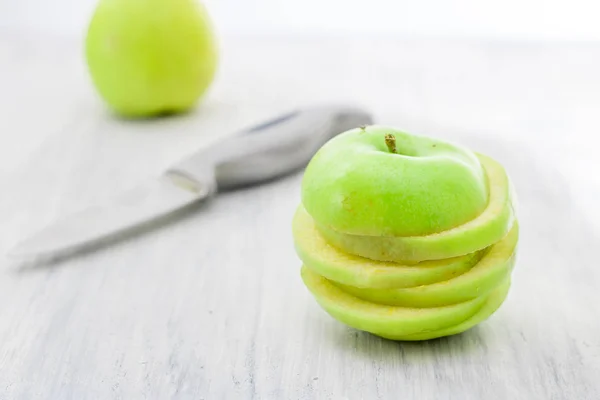 Nakrájené jablko nůž Stock Snímky