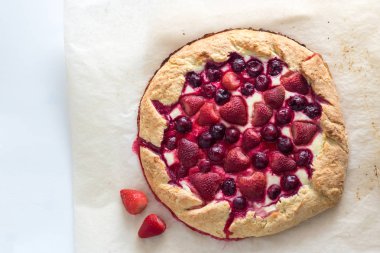 Berry Tart. Galette'ye yaz meyveleri ile. Çilek ve vişne ile pasta