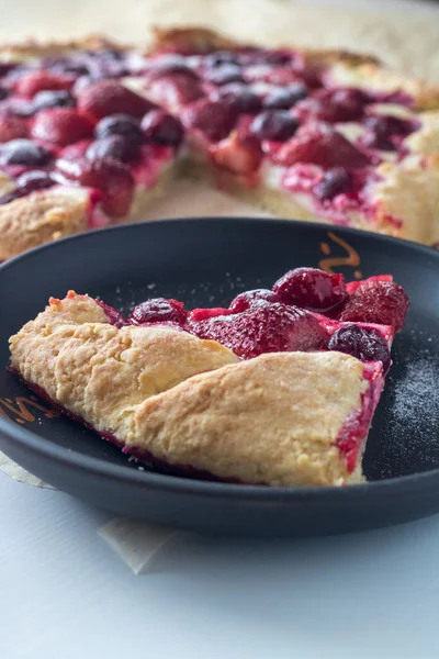 Berry Tart. Galette'ye yaz meyveleri ile. Çilek ve vişne ile pasta