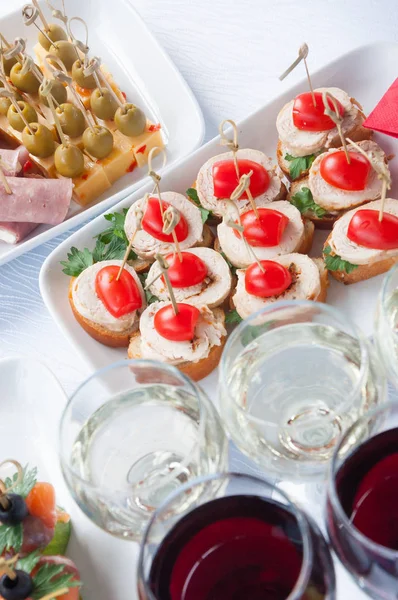 Fast food, junk-food, catering and unhealthy eating concept - close up of canape hamburgers or sandwiches on serving tray — Stock Photo, Image