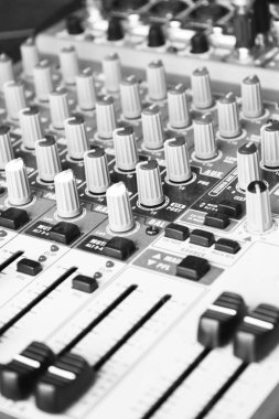 Siyah ses mikseri denetleyicisinin geniş açı fotoğraf