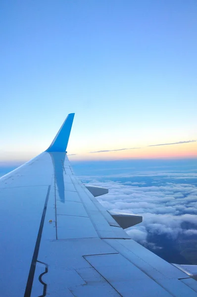 Nuages et ciel vus à travers la fenêtre d'un aéronef — Photo