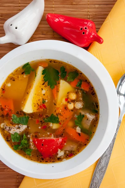 Говяжий суп с овощами в белой тарелке — стоковое фото