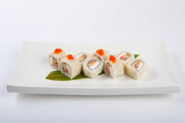 Rollo de sushi con tortilla y queso Filadelfia con salmón y caviar rojo — Foto de Stock