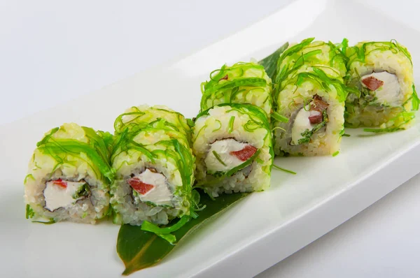 Rouleau de sushi au fromage Philadelphie, poivre et algues — Photo