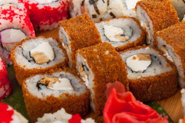 suşi rulo çeşitli ahşap tahta kavramı üzerinde: teslim