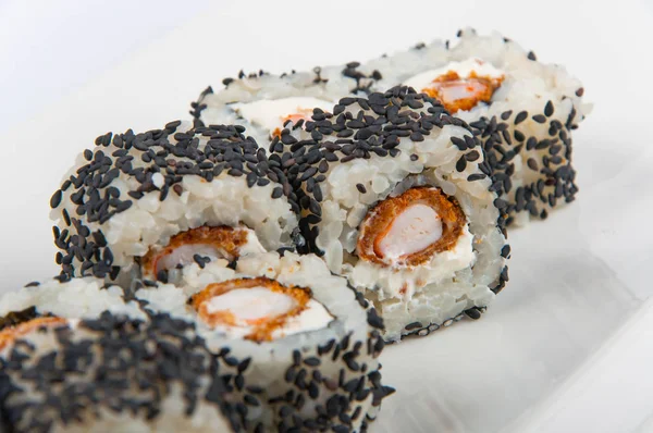 Rouleau de sushi aux crevettes, graines de sésame au fromage Philadelphie — Photo