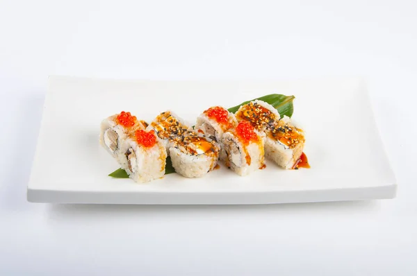 Sushi gulung dengan tuna, orak-arik telur, krim keju dan kaviar merah — Stok Foto
