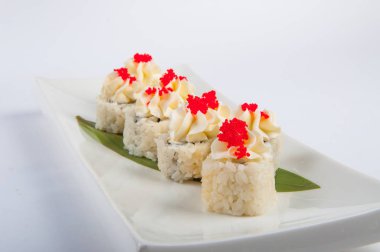 suşi rulo krem peynir, ton balığı, kırmızı havyar ile