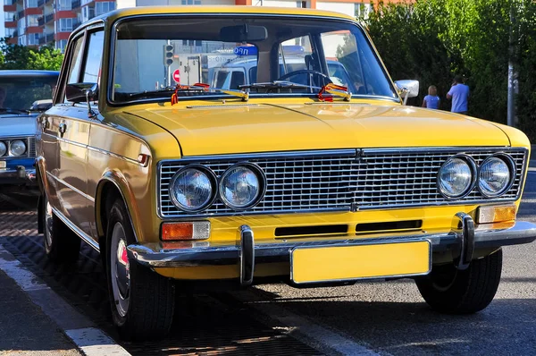 Voiture rétro jaune est en bon état — Photo