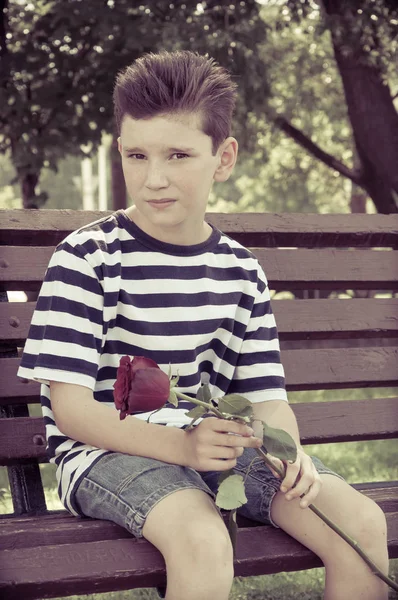 バラを持つ少年。子供たちの愛の概念 — ストック写真