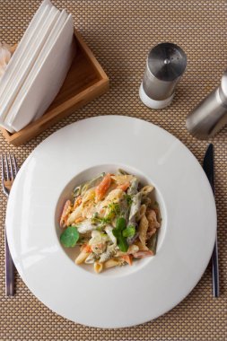 renk beyaz tabakta krem soslu Penne makarna