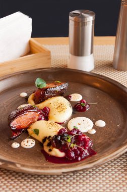 patates püresi ve et suyu ve çilek restoran ile ördek