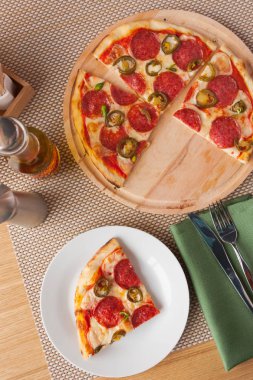 taze biberli pizza kafede ışığında