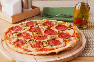 taze biberli pizza kafede ışığında