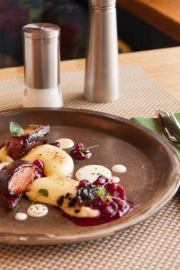 patates püresi ve et suyu ve çilek restoran ile ördek