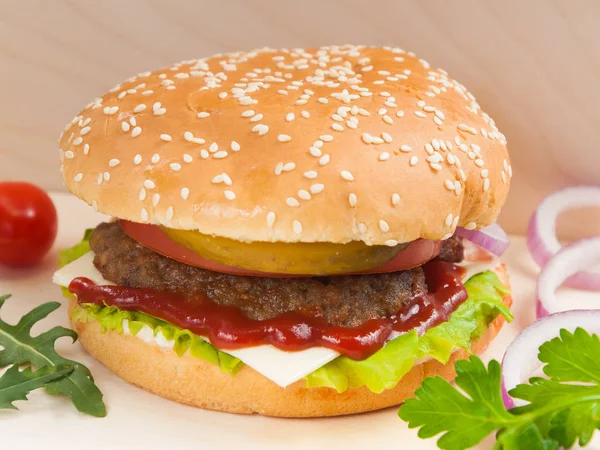 Burger met rund Patty op een houten plank — Stockfoto