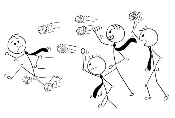 Карикатура на бизнесмена, бегущего от группы озлобленных бизнесменов, бросающих бумажные шарики
