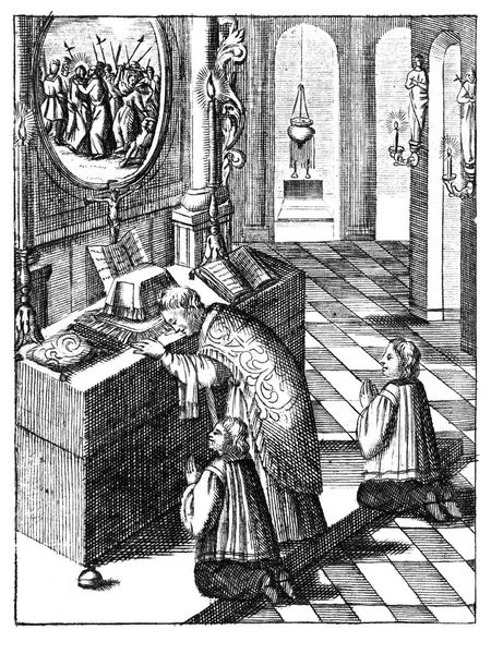 Zabytkowe antyczne religijne rysowanie lub grawerowanie modlącego się księdza i dwóch ołtarzy w kościele celebrujących Mszę św.. — Zdjęcie stockowe
