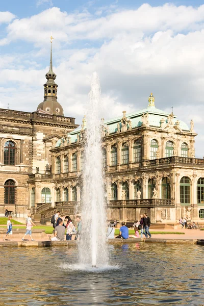 Historischer zwinger palast in dresden — Stockfoto