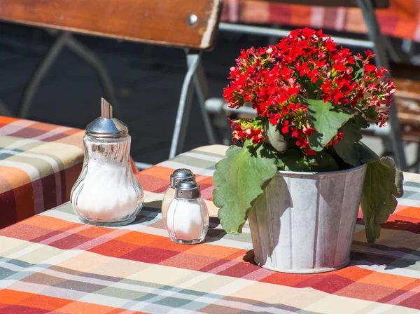 Placez la couverture sur une table d'un café de rue — Photo