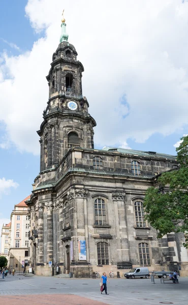 Toeristen bij de Kreuzkirche kerk in Dresden — Stockfoto
