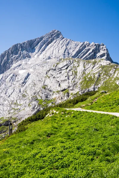 Гірський ланцюг Альпшпітце гора в Баварії — стокове фото