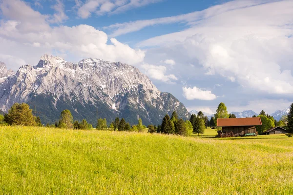 Alpin låve i Karwendel-fjellkjeden – stockfoto