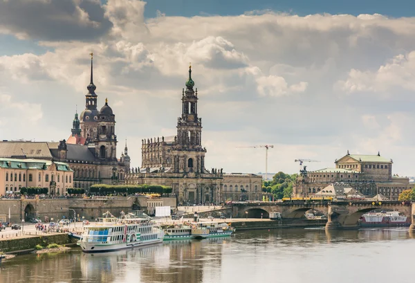 Dresden histórico no rio Elba beira-mar — Fotografia de Stock