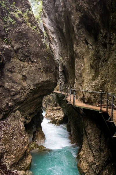 通过雷塔锡峡谷走道 — 图库照片