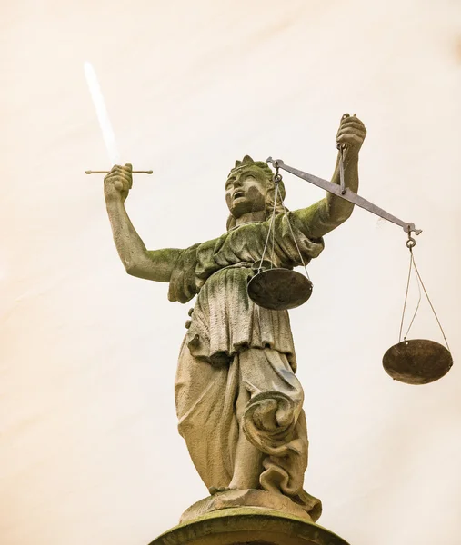 Escultura Lady Justice con espada y escamas — Foto de Stock