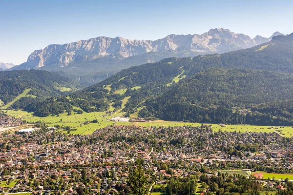 Vista aerea su Garmisch nelle Alpi della Baviera — Foto Stock