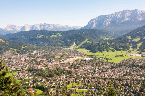 Widok z lotu ptaka przez Garmisch w Alpach Bawarii — Zdjęcie stockowe