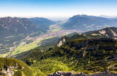 Garmisch Köyü üzerinden havadan görünümü