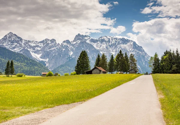 Landstraße im Karwendelgebirge — Stockfoto