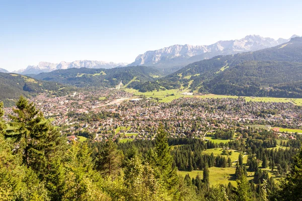 Εναέρια θέα πάνω από το Garmisch στην περιοχή των Άλπεων της Βαυαρίας — Φωτογραφία Αρχείου