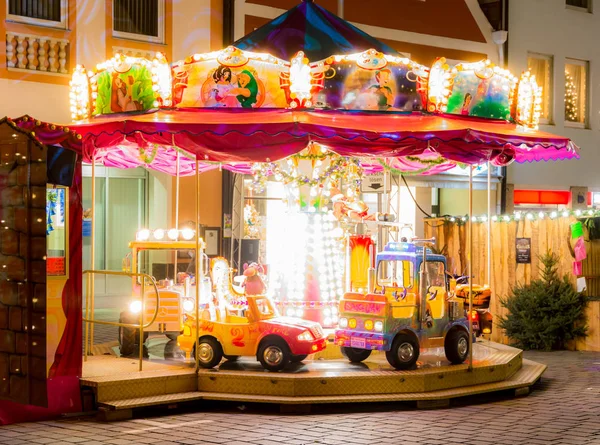 Verlichte merry-go-round op een kerst-markted — Stockfoto