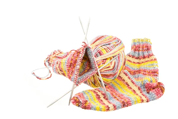 Meias de lã isoladas com equipamento de tricô — Fotografia de Stock