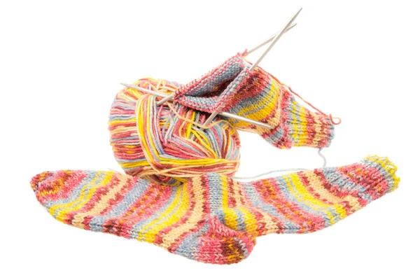 機器を編み物で孤立した毛糸を靴下します。 — ストック写真