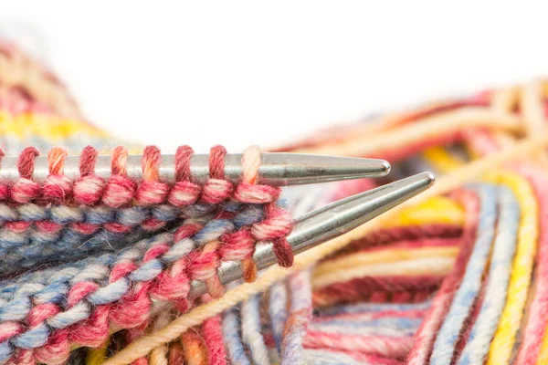 Agulhas de tricô com lã multicolorida — Fotografia de Stock