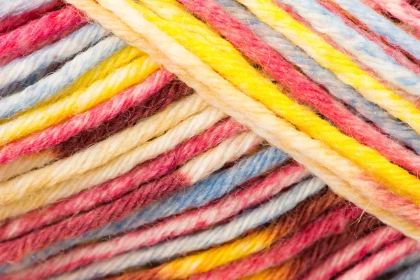 Bola multicolorida de lã — Fotografia de Stock