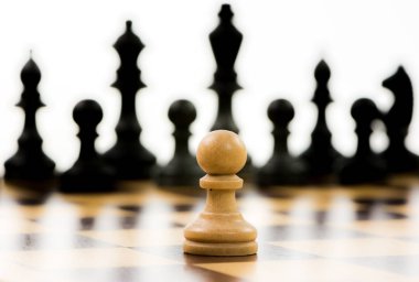Beyaz piyon karşı üstünlüğünü siyah satranç taşları